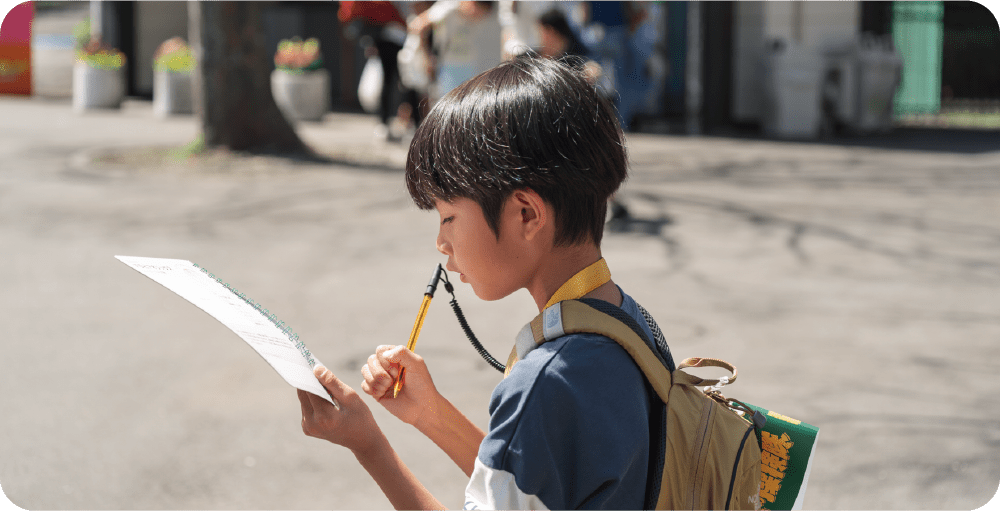 観察をして気づいたことを、図鑑に書き込む写真