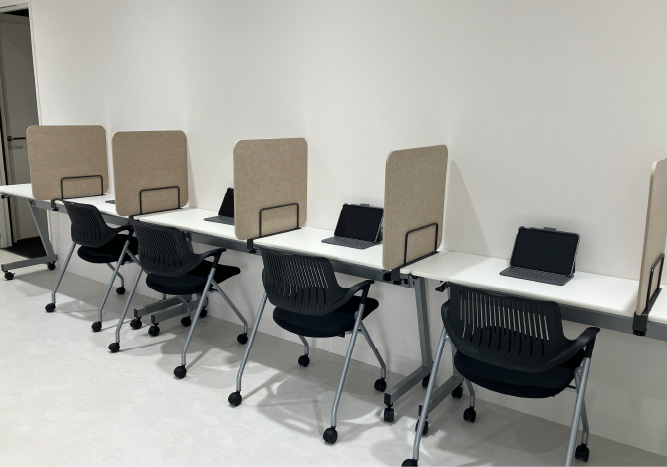 仕切りがあり、集中できる個室ブース